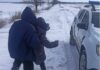 На Дніпропетровщині поліцейський врятував від смерті подружню пару, яка замерзала у полі (фото)