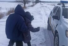 На Дніпропетровщині поліцейський врятував від смерті подружню пару, яка замерзала у полі (фото)