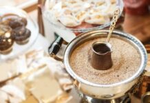 Выпей и взбодрись: где в Одессе готовят кофе в турке на песке