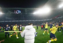 З ножами та кутовими прапорцями в руках: футболісти «Фенербахче» та фанати «Трабзонспора» влаштували жорстоку бійку просто на полі (відео)