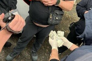 В Одессе инспектор патрульной полиции помогал пьяным водителям В Одессе инспектор патрульной полиции помогал пьяным водителям