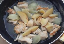 Куряче філе, тушковане з цибулею та яблуками: смачно так, що не відірватися