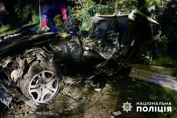 В Одесской области легковушка врезалась в электроопору: есть пострадавший, и погибли молодые супруги В Одесской области легковушка врезалась в электроопору: есть пострадавший, и погибли молодые супруги