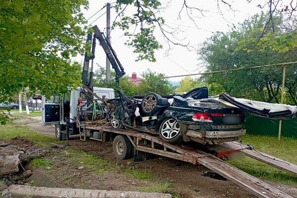 В Одесской области легковушка врезалась в электроопору: есть пострадавший, и погибли молодые супруги В Одесской области легковушка врезалась в электроопору: есть пострадавший, и погибли молодые супруги