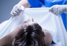 Шок у похоронному бюро: жінка, яку вважали мертвою, почала дихати
