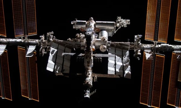 Тревога на МКС: распад российского спутника создает угрозу космического мусора Тревога на МКС: распад российского спутника создает угрозу космического мусора