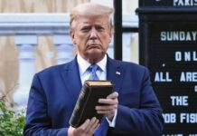 Трамп заработал на продаже Библий $300 000, но задолжал $100 млн
