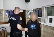 Одесситку, которая осквернила фекалиями флаги на Европейской площади, объявили в розыск