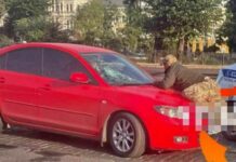 У Одесского вокзала водителя Mazda наехал на сотрудника ТЦК и прокатил его на капоте