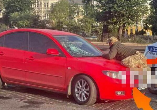 У Одесского вокзала водителя Mazda наехал на сотрудника ТЦК и прокатил его на капоте&nbsp;