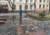 В Одессе запятнали белой краской плитку в Городском саду