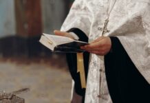 Кабмин разрешил бронировать всех священнослужителей и признал религиозные организации критически важными