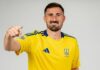 Машина футболіста збірної України згоріла під час ранкової ракетної атаки по Києву (фото)