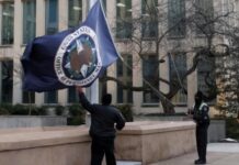 Судья обязал администрацию Трампа вернуть уволенных работников на их рабочие места
