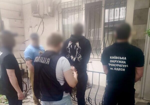 Держали в неволе и требовали несуществующий долг: в Одессе задержали рэкетиров Держали в неволе и требовали несуществующий долг: в Одессе задержали рэкетиров