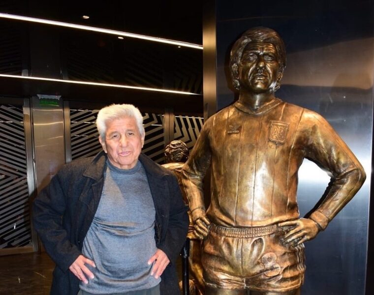 Чемпіон світу з футболу помер одного дня зі своїм легендарним тренером (фото, відео)