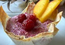 Кошичок з лаваша з ягодами та персиками: прекрасний літній десерт, який можна тим, хто худне