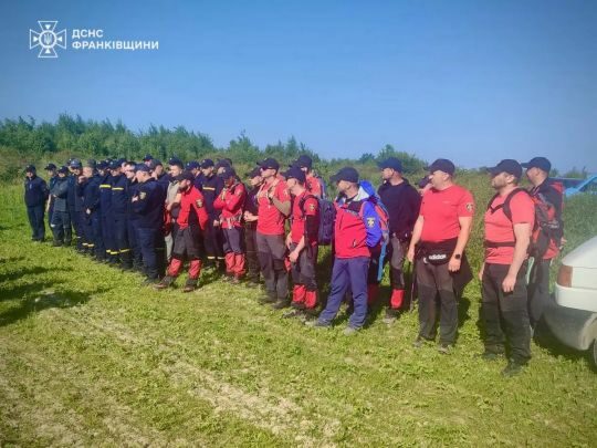У Прикарпатті сотні рятувальників другу добу шукають зниклу шестирічну дитину (відео)