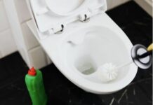 Натріть цим стінки унітаза й не доведеться його годинами відтирати від сечового каменю