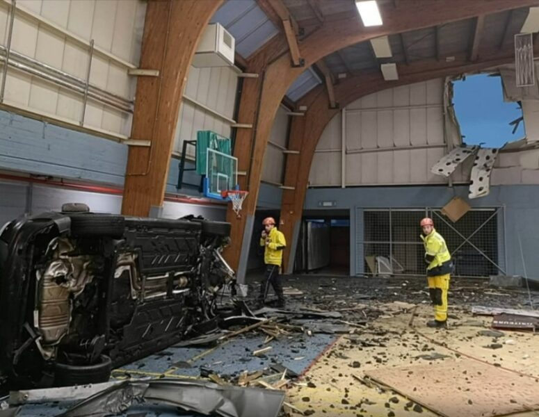 Скандальний футболіст влаштував ще одну «п'яну» ДТП: цього разу його «Мерседес» вибухнув (фото)