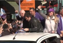 Камни и бутылки полетели в президентский кортеж Милея