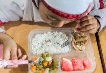 Массовое отравление в Индонезии бесплатным питанием