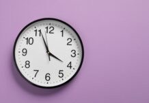 Когда и куда переводим часы в Украине в октябре 2025 года