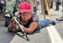 В Венесуэле раздают оружие гражданским для защиты от США