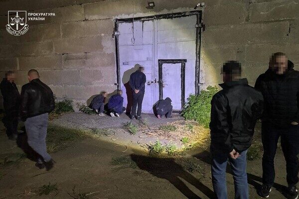 Вырыли тоннель и вынесли товар: в Одессе мужчины ограбили склад 7-го км Вырыли тоннель и вынесли товар: в Одессе мужчины ограбили склад 7-го км