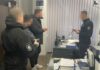 «Били по голові та тілу»: у Києві поліцейські біля ТЦК звіряче знущались із затриманого (відео)