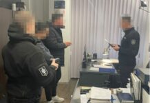 «Били по голові та тілу»: у Києві поліцейські біля ТЦК звіряче знущались із затриманого (відео)
