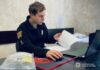 В Одессе женщина сорвала флаг Украины с фасада магазина: полиция сообщила ей о подозрении