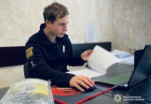 В Одессе женщина сорвала флаг Украины с фасада магазина: полиция сообщила ей о подозрении