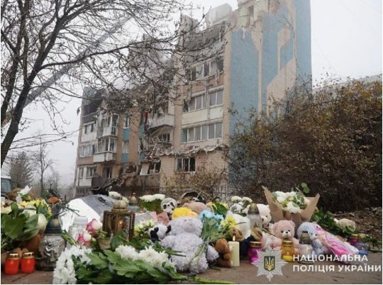 Батько гойдав труну із сином на руках: у Тернополі попрощалися з жертвами російського обстрілу (відео)