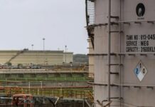 Крупнейший индийский конгломерат прекращает импорт российской нефти