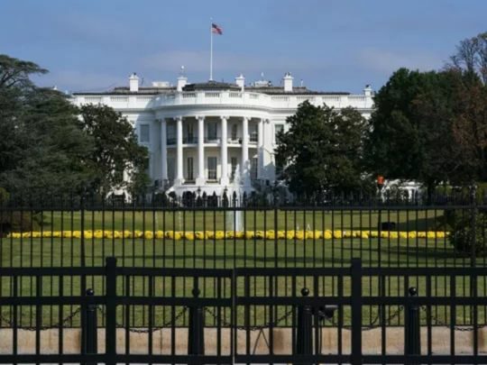 Трамп скасовує укази Байдена та пригрозив йому кримінальною відповідальністю