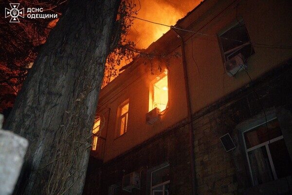 Пожар в доме и повреждение лицея: последствия вечернего обстрела Одессы Пожар в доме и повреждение лицея: последствия вечернего обстрела Одессы