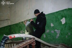 Пожар в доме и повреждение лицея: последствия вечернего обстрела Одессы Пожар в доме и повреждение лицея: последствия вечернего обстрела Одессы