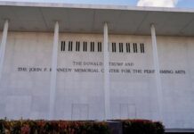 Центр Кеннеди требует компенсацию с музыканта за бойкот имени Трампа