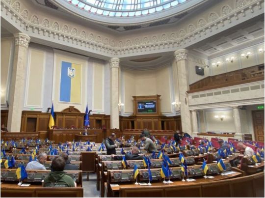 «Катастрофічно не вистачає на хліб»: депутат виправдав підвищення зарплати до 200 тис. грн