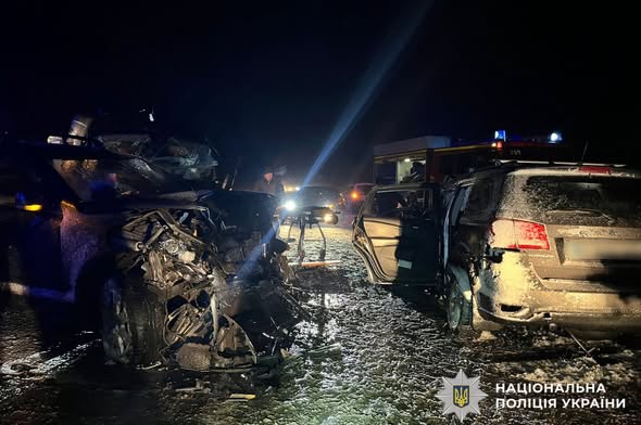 На трасі Київ-Харків сталася смертельна ДТП: маршрутка виїхала на зустрічну смугу, є загиблі (фото)