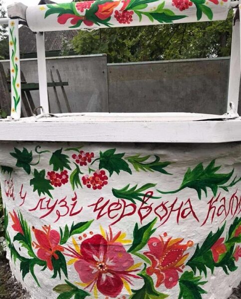 «Сюжети для робіт беру з життя односельців»: як завідувачка клубу на Хмельниччині розписує у селі криниці