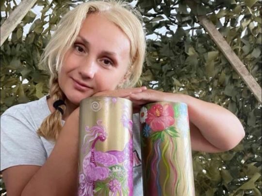«Сюжети для робіт беру з життя односельців»: як завідувачка клубу на Хмельниччині розписує у селі криниці