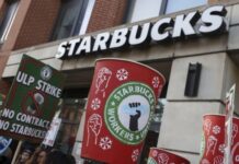 Сотрудники Starbucks по всему миру выступают за права работников