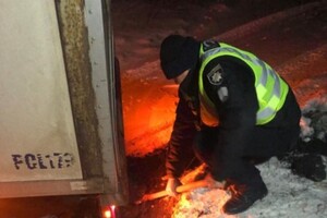 Не смогла преодолеть подъем: в Одесской области фура застряла в сугробах Не смогла преодолеть подъем: в Одесской области фура застряла в сугробах
