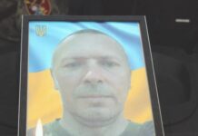 Півтора роки вважали зниклим безвісти: на Хмельниччині попрощалися з воїном, який загинув під Покровськом