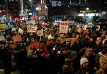 Волна протестов охватила США после гибели женщины от рук агента ICE