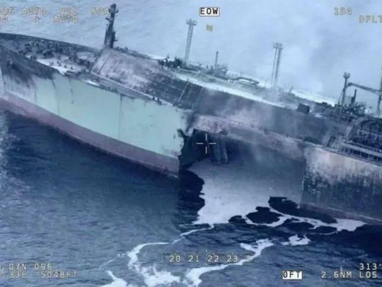 Бомба уповільненої дії: підбитий російський танкер дрейфує поблизу Італії