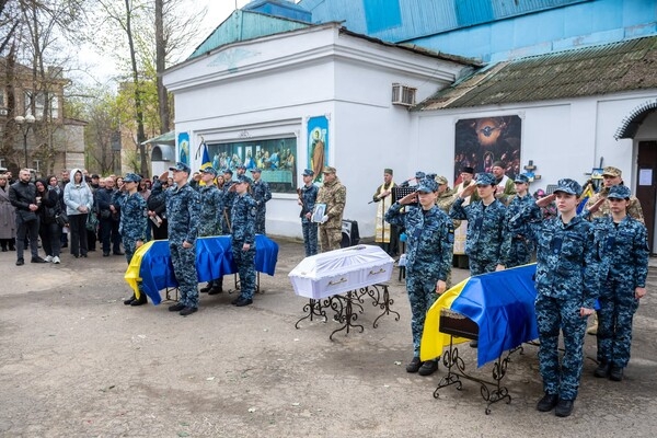 Двухлетняя девочка и пограничницы: что известно о жертвах обстрела Одессы 6 апреля Двухлетняя девочка и пограничницы: что известно о жертвах обстрела Одессы 6 апреля