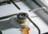 Диво-рецепт для газової плити: звичайні засоби перетворюють брудні конфорки на блискучі